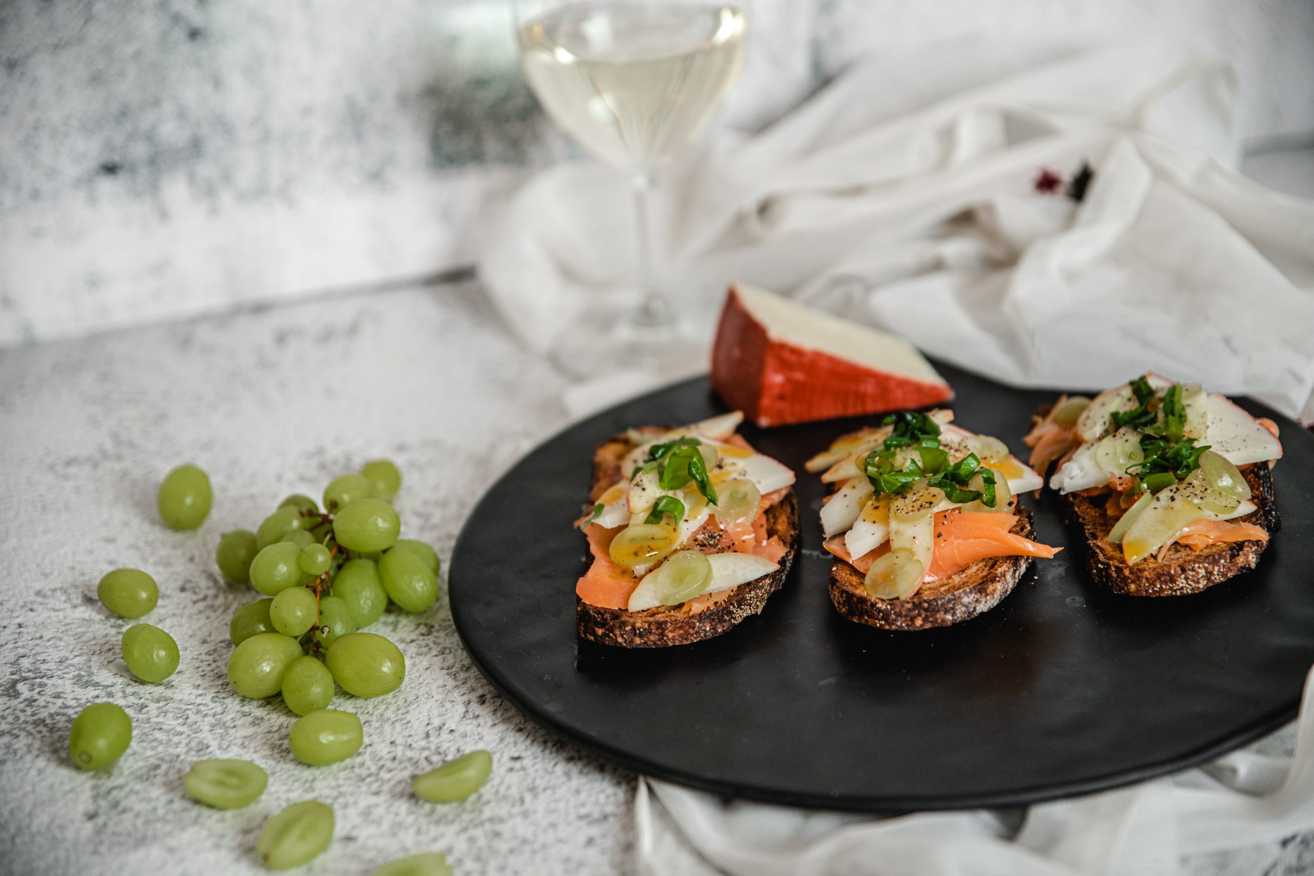 ברוסקטה סלמון מעושן וגבינת תום